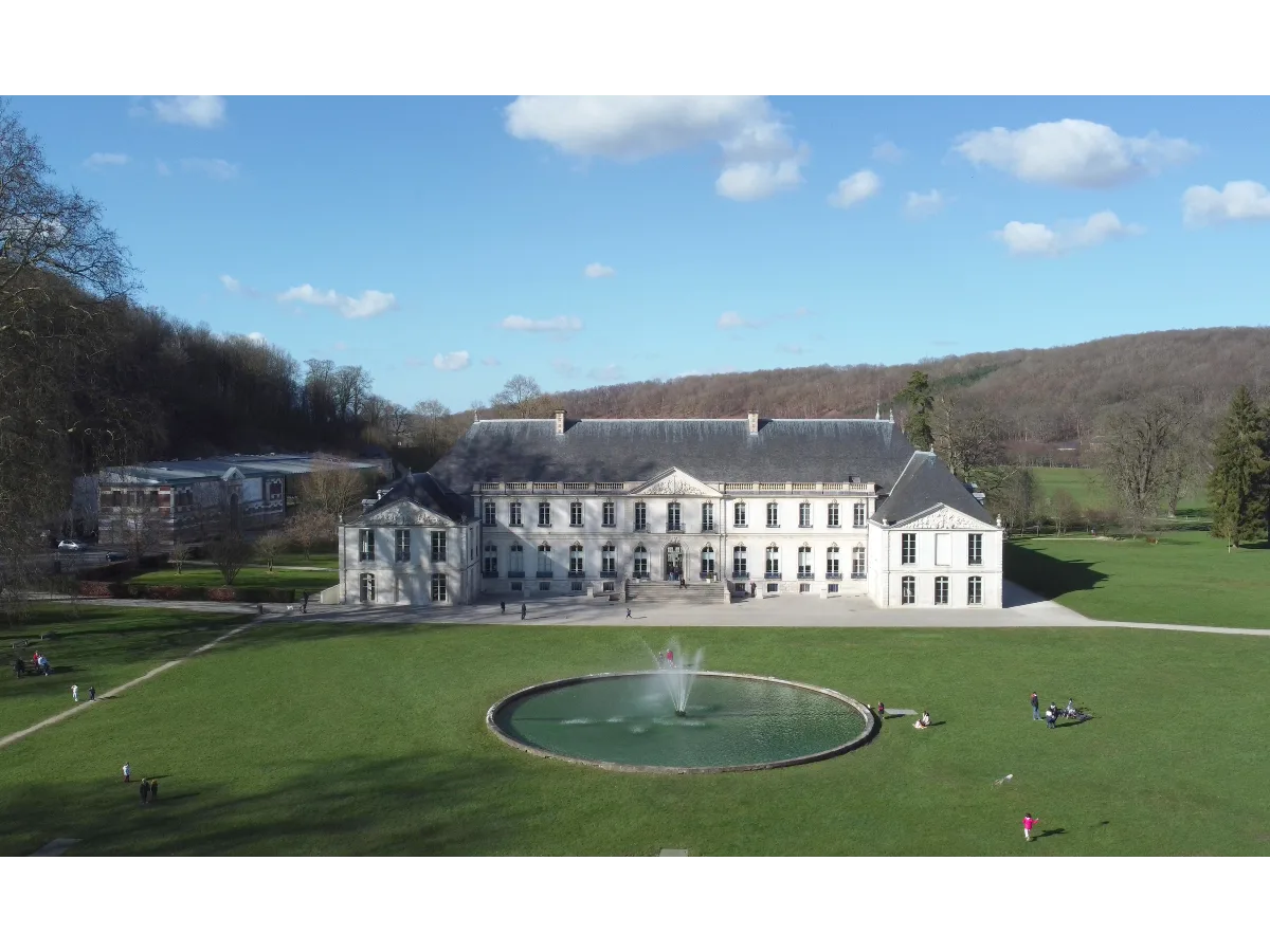 Abbaye du Valasse - Vue aérienne avec parc et fontaine